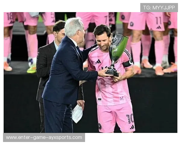 梅西举杯瞬间震撼全球，第47冠成为全场最热话题