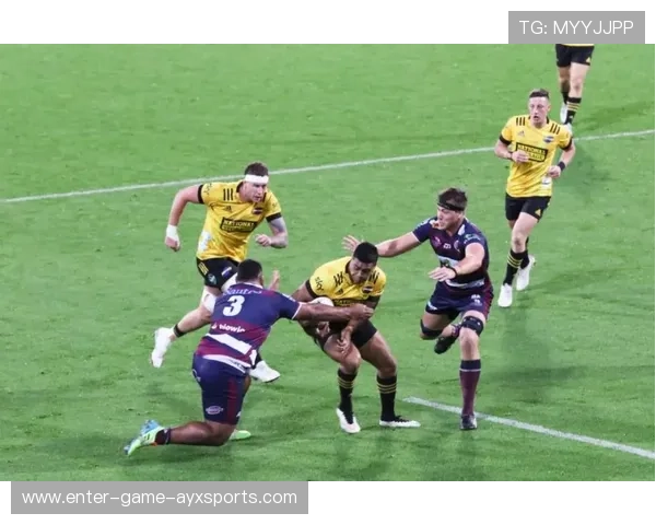 劳塔罗轻巧脚尖触球破坏对手解围的力量美学