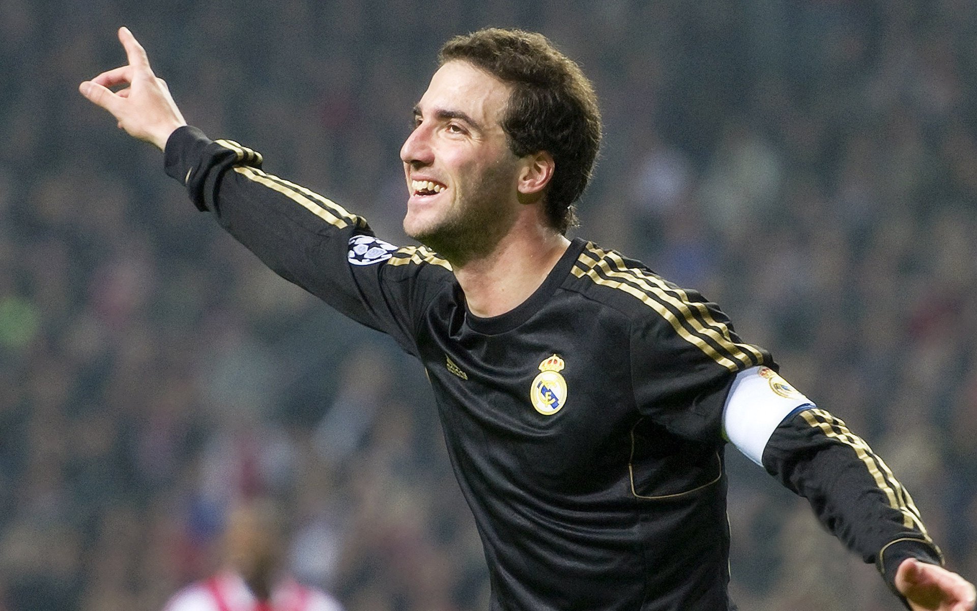 “极速追逐：瞬间超车让全场沸腾”，极速追赶